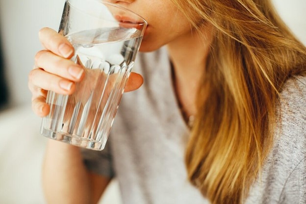 مصرف آب کافی در طول روز به سلامت ریه‌ها کمک می‌کند