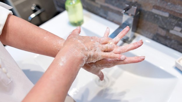 شستن مکرر دست‌ها با آب و صابون کمک زیادی به ایمن نگه داشتن شما از عفونت‌های مختلف می‌کند
