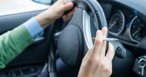 کشیدن سیگار در خودرو می‌تواند اثرات زیانباری بر سایر افرادی که در خودرو هستند داشته باشد